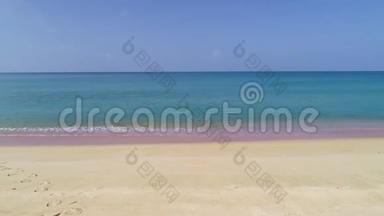 鸟瞰无人机拍摄的热带安达曼海景风景海滩泰国<strong>普吉岛</strong>与海浪撞击<strong>沙滩</strong>视频